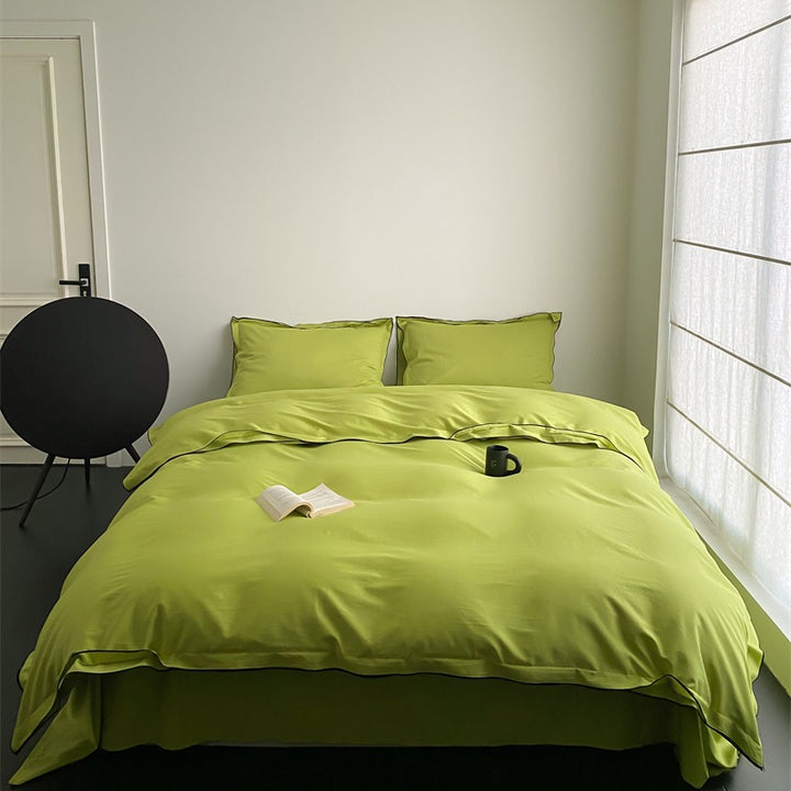 Bedding set made of cotton satin with fine piping