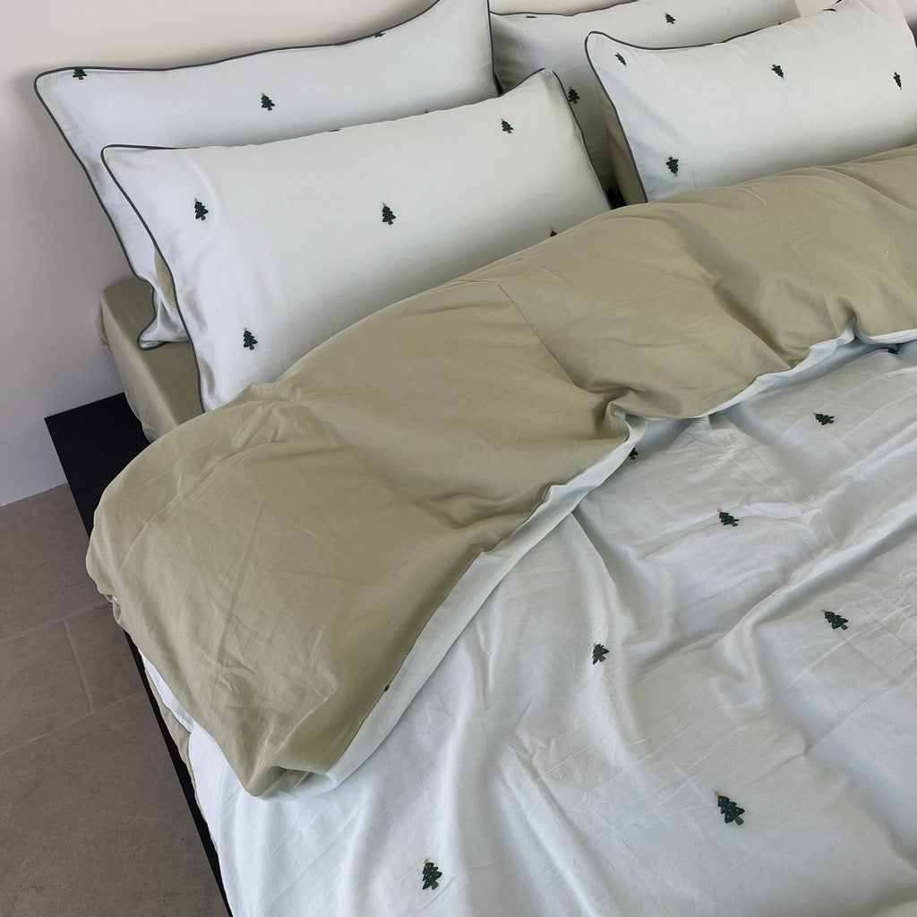 Children's bedding set with strawberry embroidery made of cotton muslin