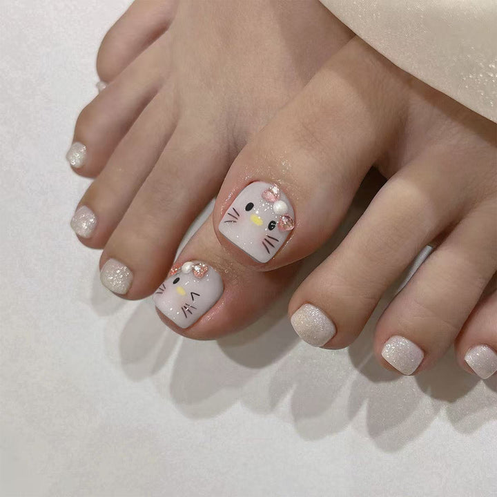 Artful toenail decoration with elegant gold accent Kalsten
