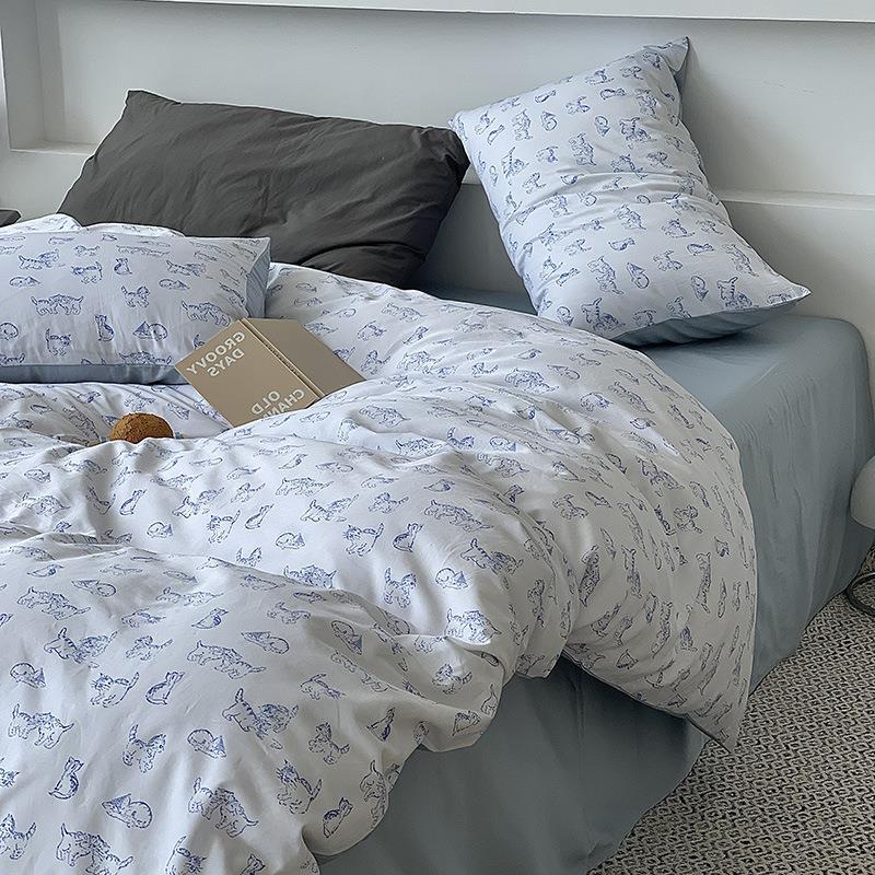 Fine cotton percale duvet cover set with sketchy cat print and hotel closure