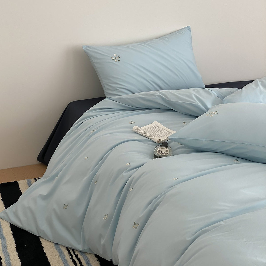 Cotton satin bedding set with delicate embroidered flower decoration and hotel-style closure