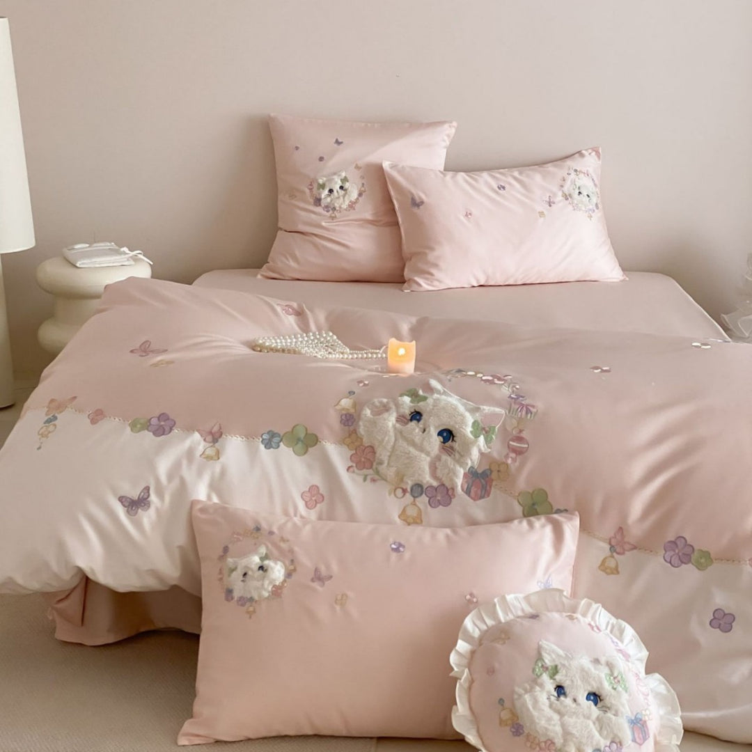Bedding set with appliquéd plush cat motif, floral embroidery and fine cotton satin