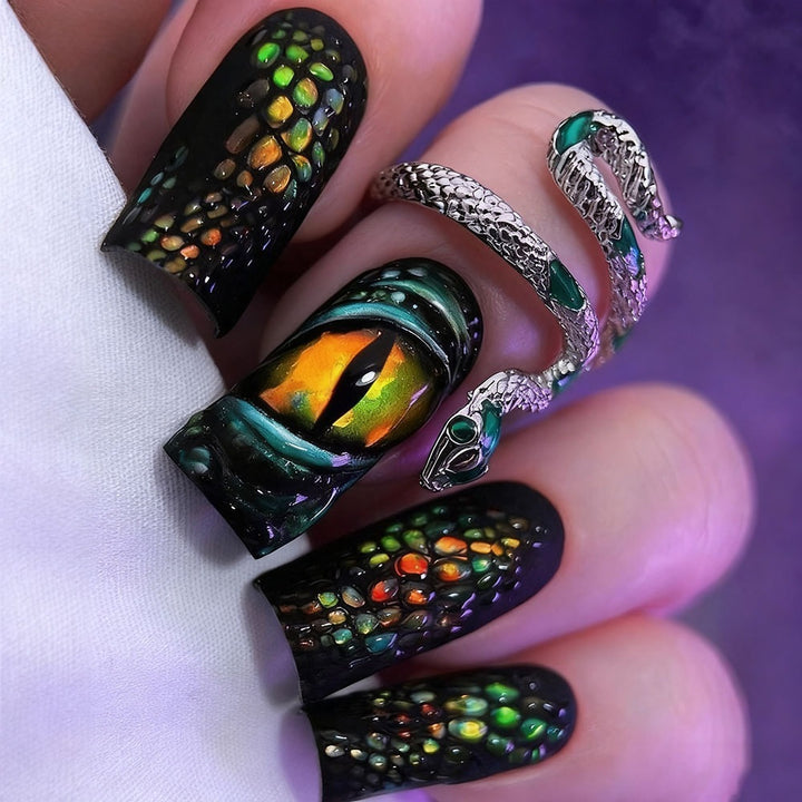 Elegant Artificial Nails with Detailed Gold Decorations Kalsten