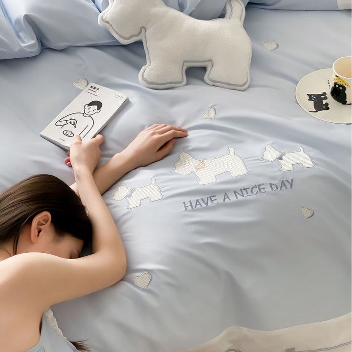 Cotton satin bedding set with embroidered dog motifs and reversible function