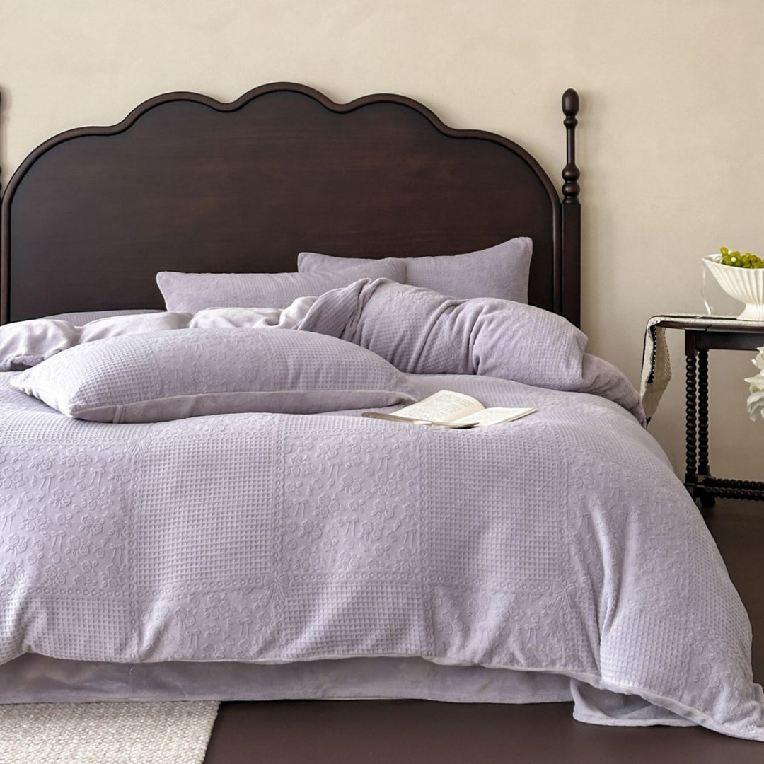 Bedspread and cushion set made of fine cotton percale with embossed floral relief