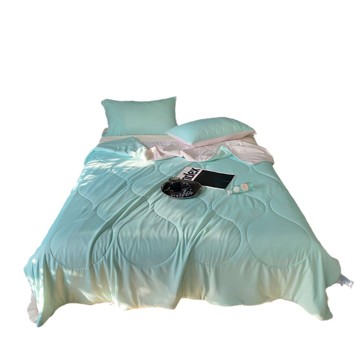 Light quilted blanket made of microfiber satin, breathable and hypoallergenic