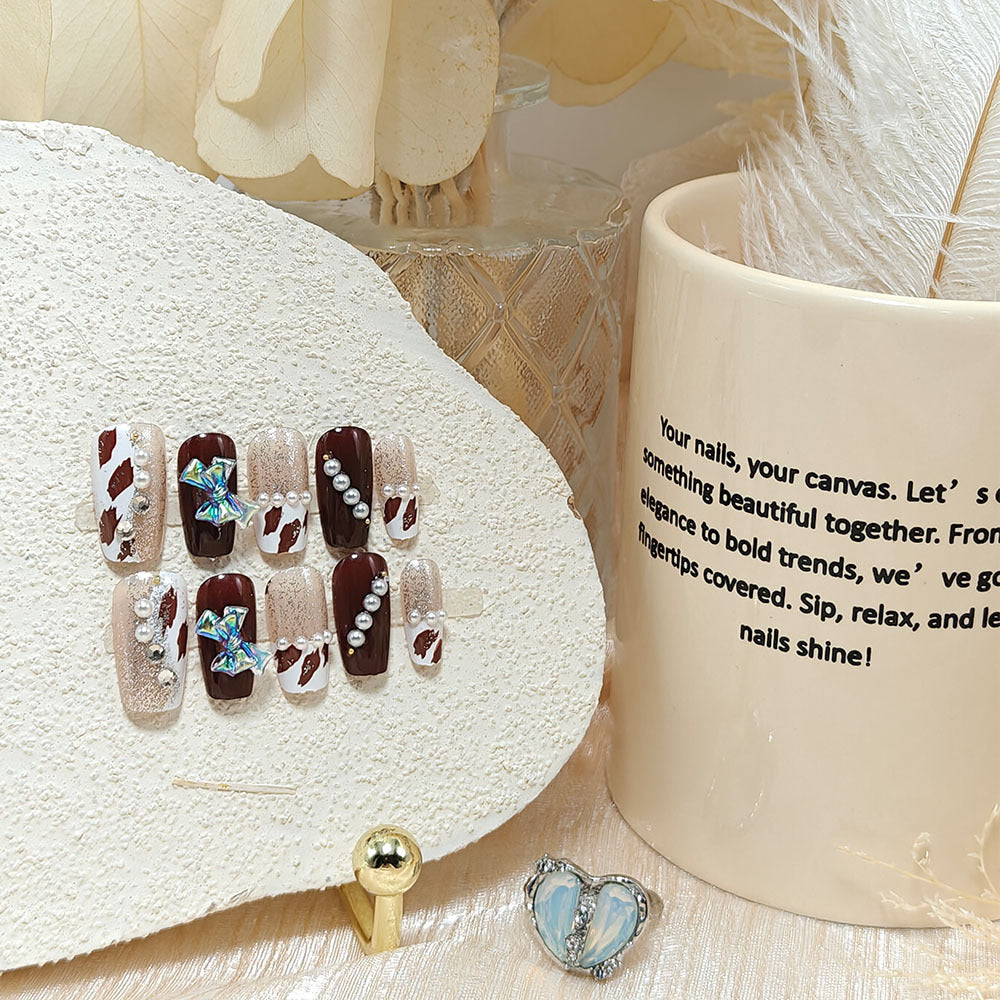 Artificial nails with glamorous 3D applications and glitter Kalsten