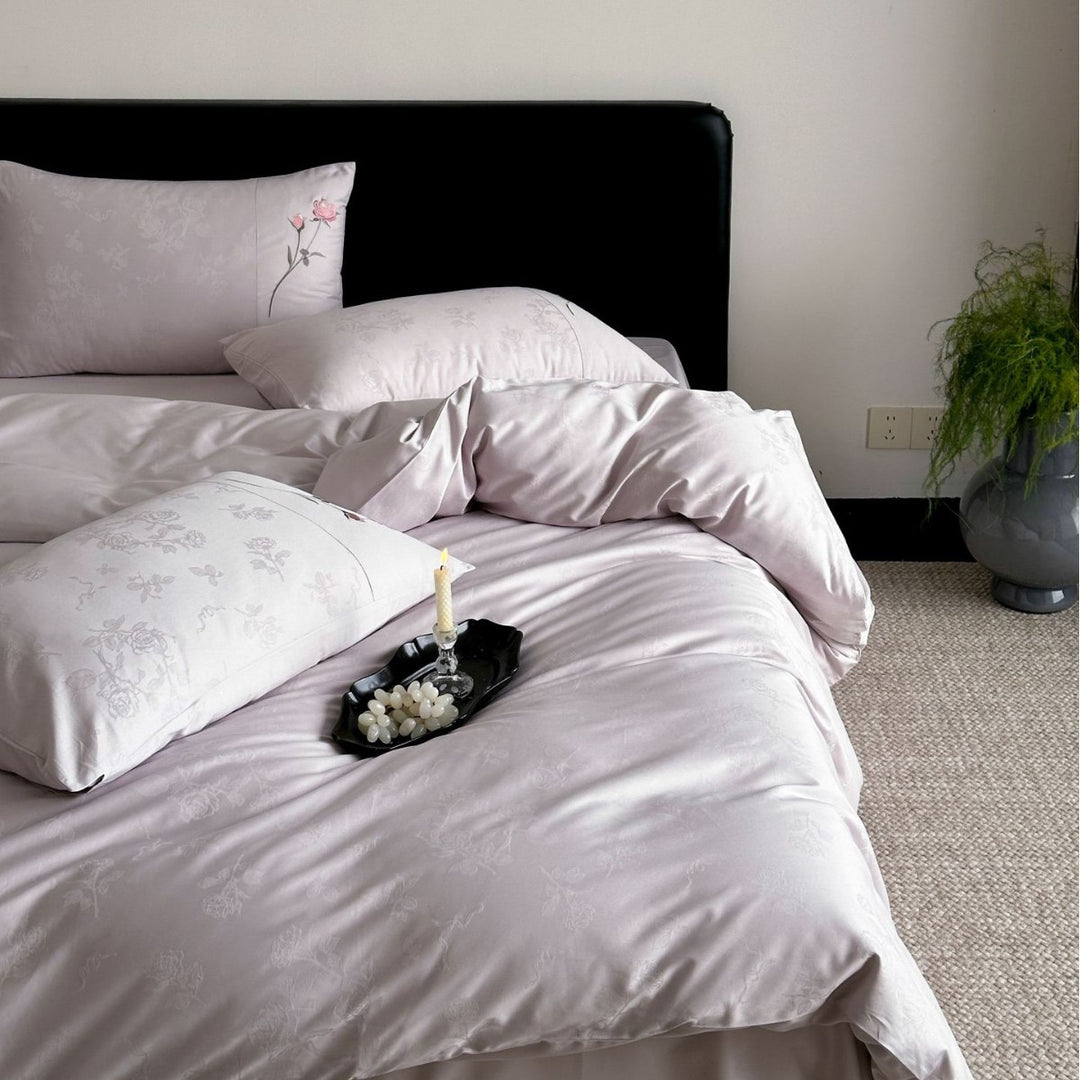 Premium-Jacquard-bed set with subtly embossed rose pattern and embroidered border
