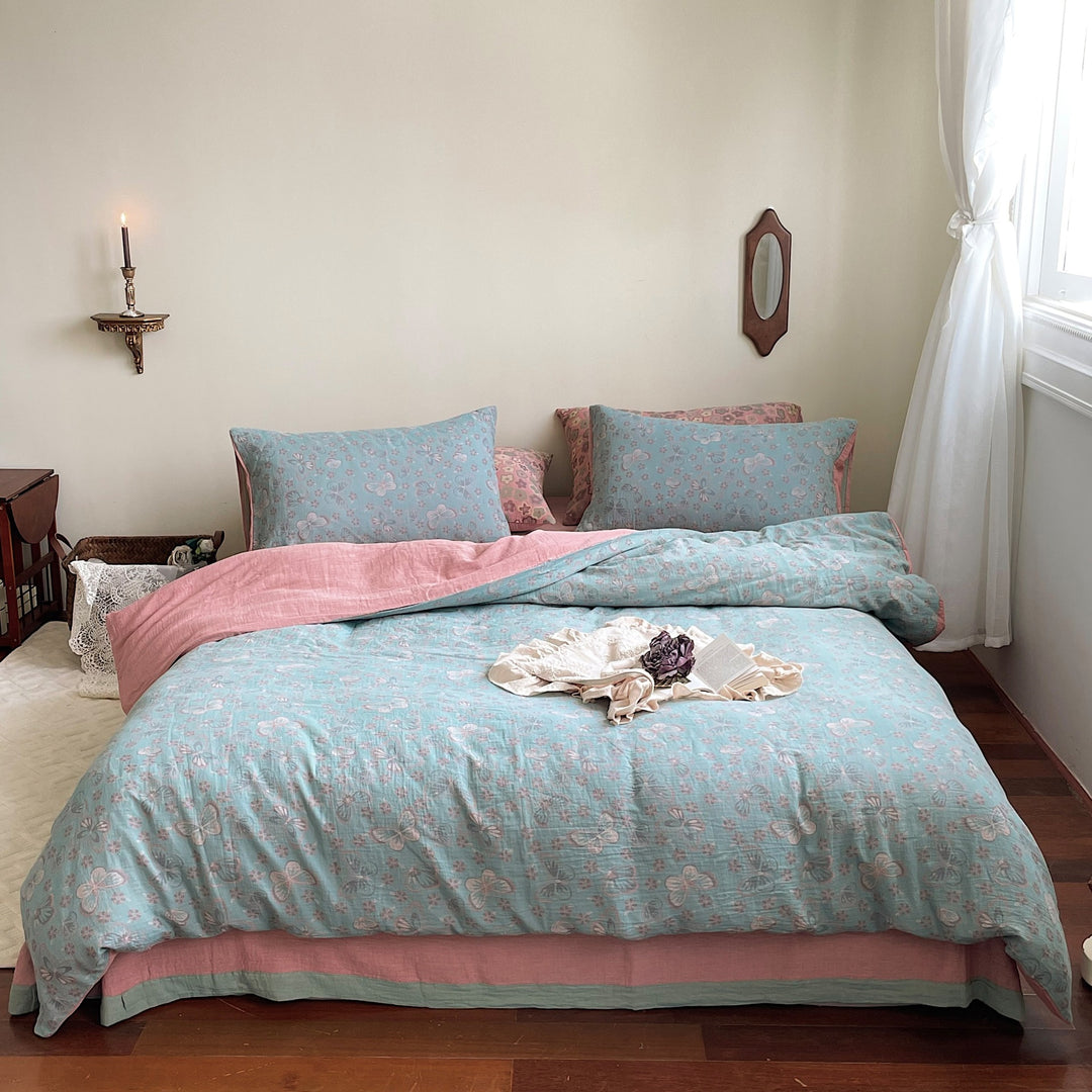 Reversible bedding set made of cotton-linen with delicate floral print and quilted blanket