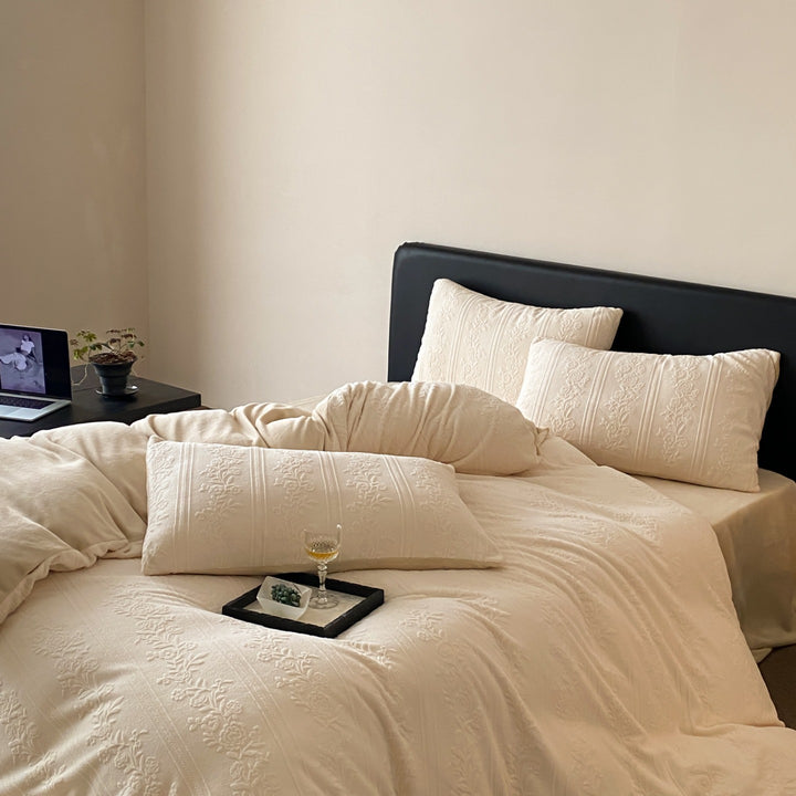 Luxurious duvet cover set in jacquard relief with fine floral quilting