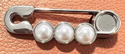 Decorative Gemstone Brooch Kalsten