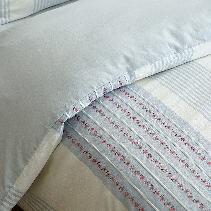 Cotton bedding set with embroidered stripes and fine percale quality