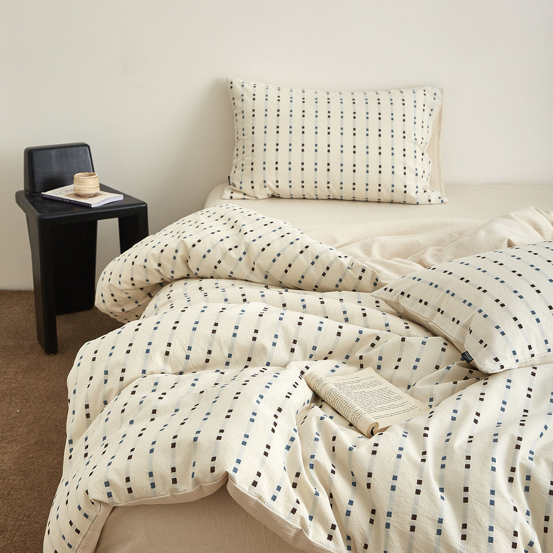 Bedding set made of cotton percale with fine geometric dot stripes