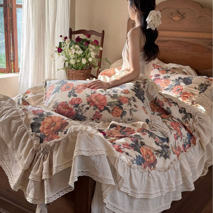 Bedding set in cotton-linen shabby-chic with ruffled bed skirt, crochet lace, and large floral print