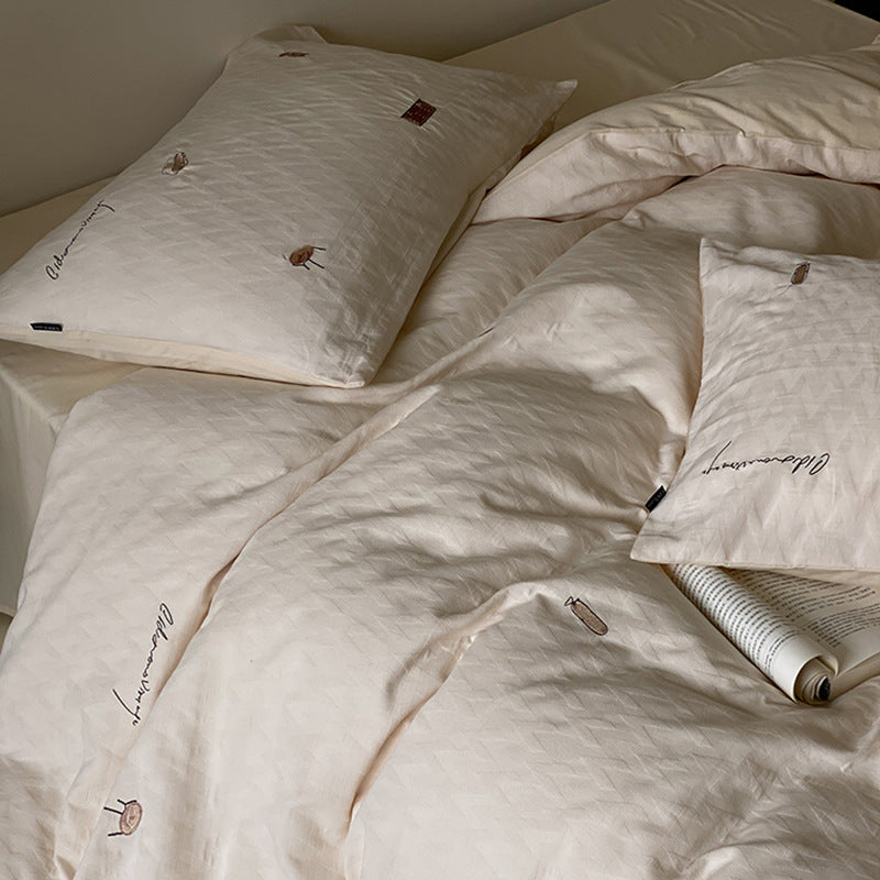 Quilted bedding set made of organic cotton with subtly embroidered mini motifs