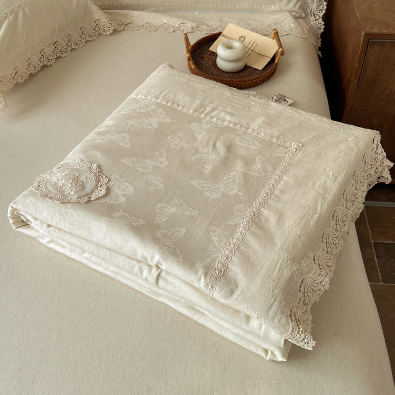 Jacquard bedspread in vintage look with floral appliqué and lace border