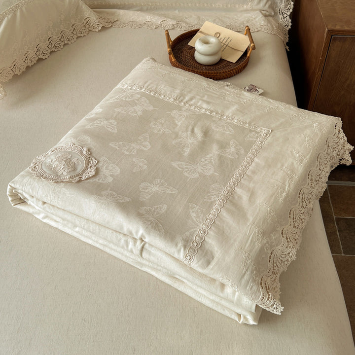 Jacquard bedspread in vintage look with floral appliqué and lace border