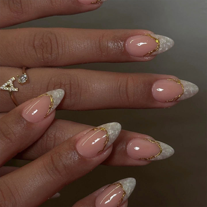 Nail set with elegant gold rim and naturally looking finish Kalsten