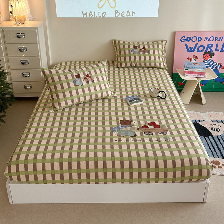 Checked cotton bedding set with embroidered bear appliqué and fitted sheet