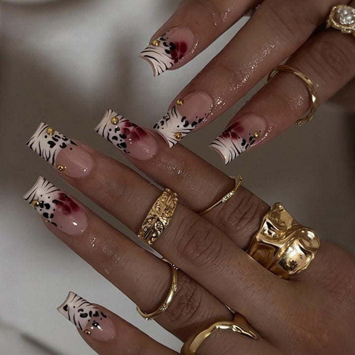 Nail art set with elegant floral accents Kalsten