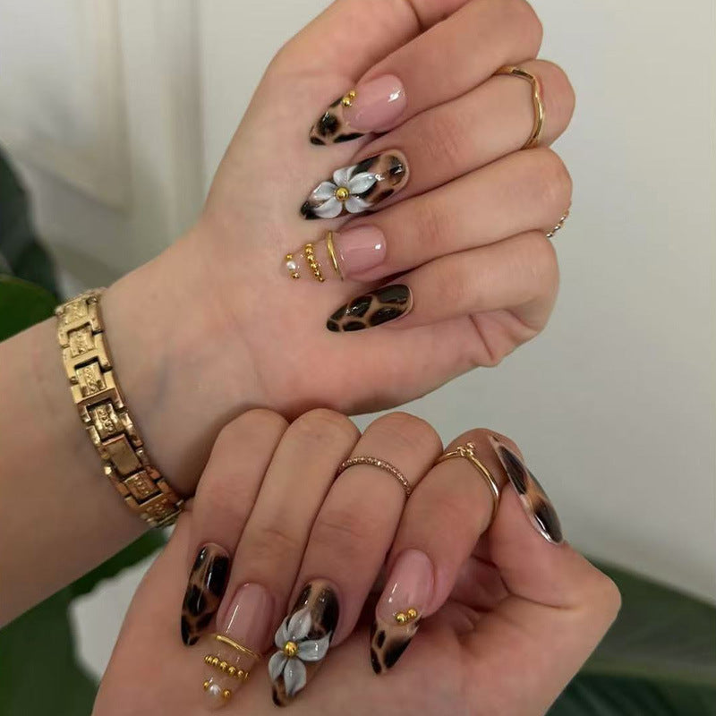Artistic Floral-Inspired Press-On Nail Art Kalsten