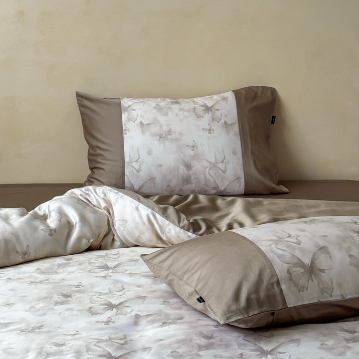 Bedding set made of cotton satin with woven butterfly jacquard and contrasting border