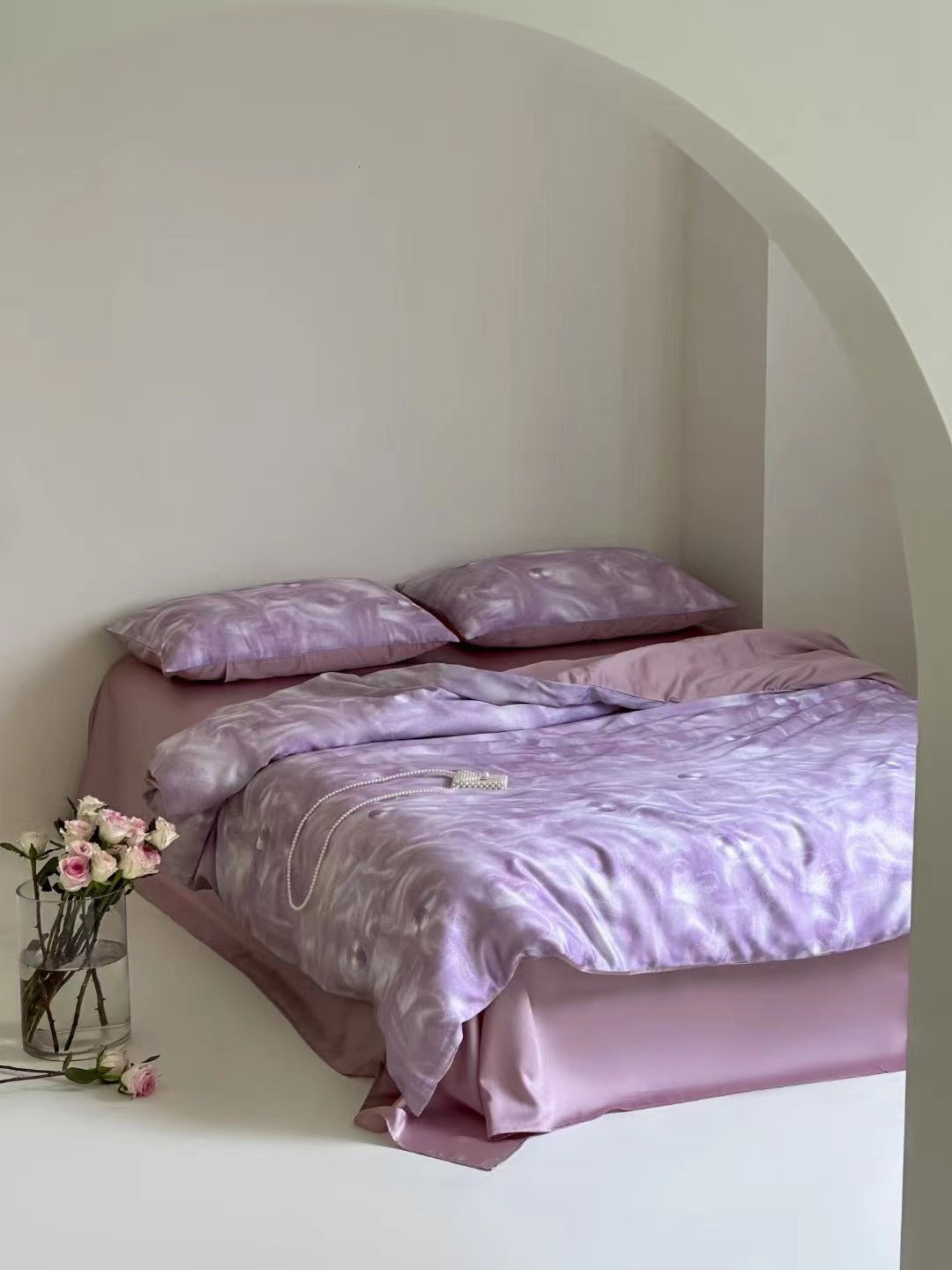 Bedding set made of satin with a soft ombre color gradient and a silky-matte feel