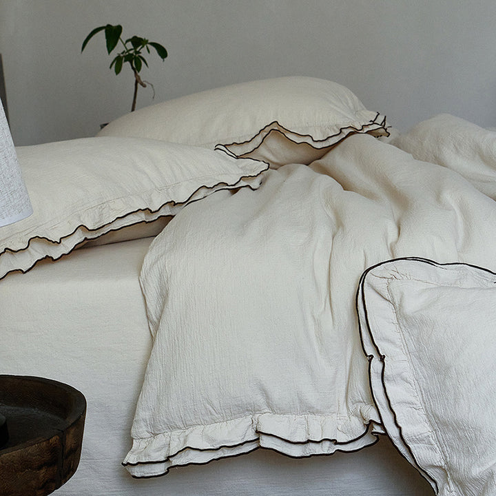 Linen-cotton bedding set with ruffled edge and throw blanket