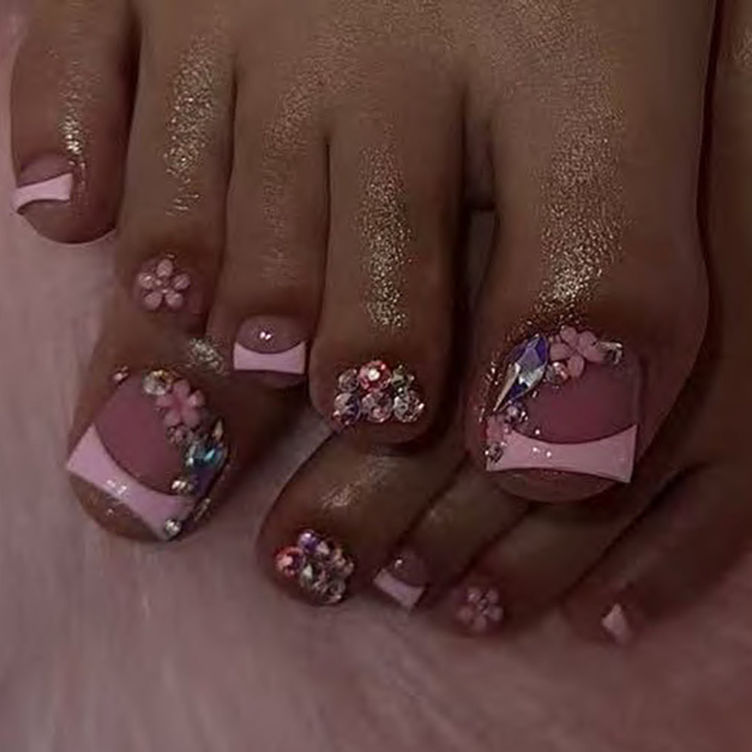Artful toenail decoration with elegant gold accent Kalsten