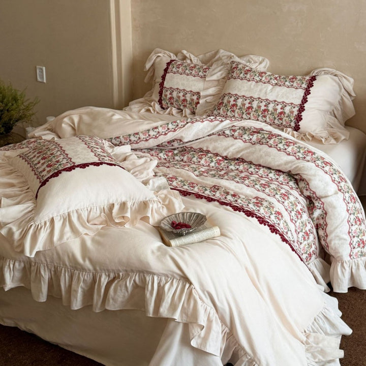 Romantic bedding set made of cotton-linen mix with ruffle edge & botanical border embroidery
