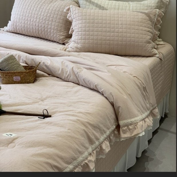 Luxurious cotton bedding set with lace ruffle and quilted bedspread