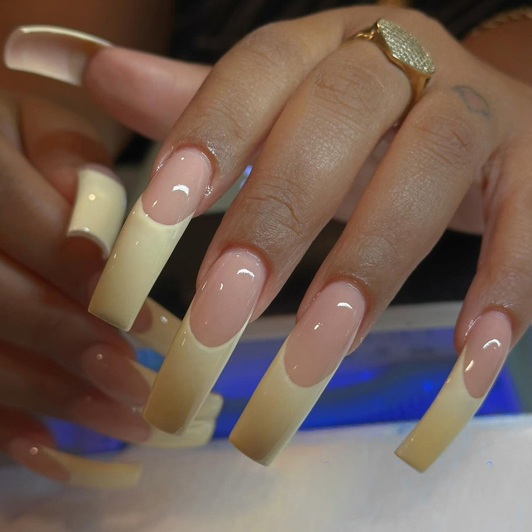 Artificial nail set with elegant French tips and high-quality materials Kalsten
