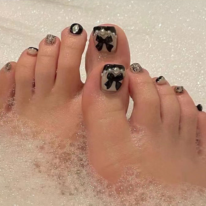 Artful toenail art with glitter and geometric accents Kalsten