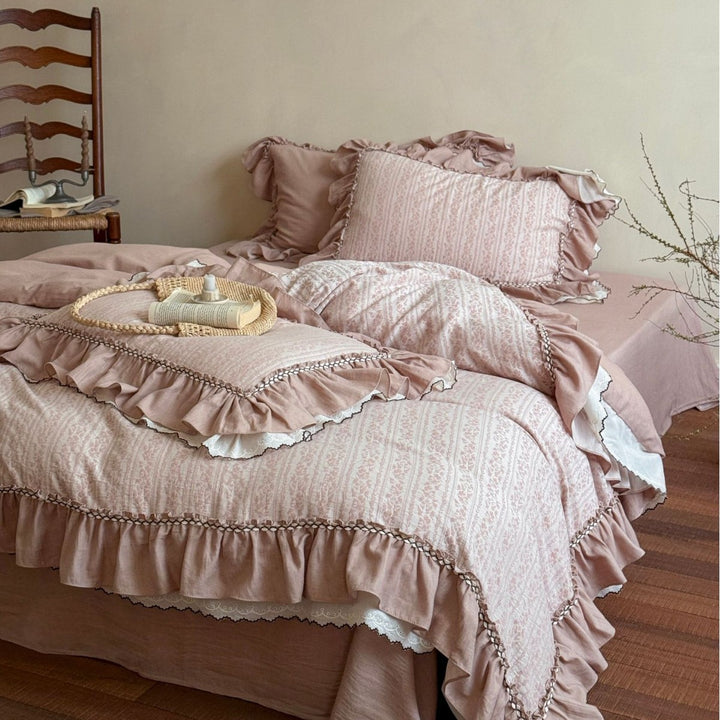 Bedding set with vintage ruffles, reversible cover and lightweight comforter
