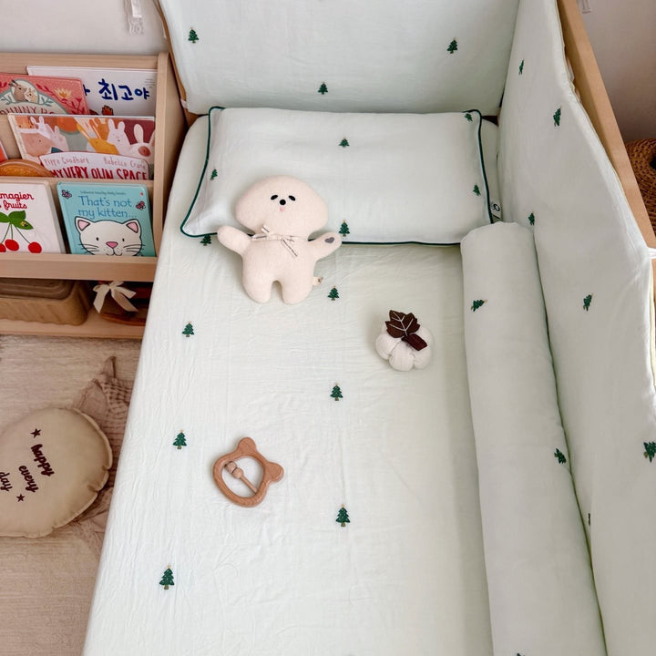 Baby equipment bedding set with strawberry embroidery and bumper
