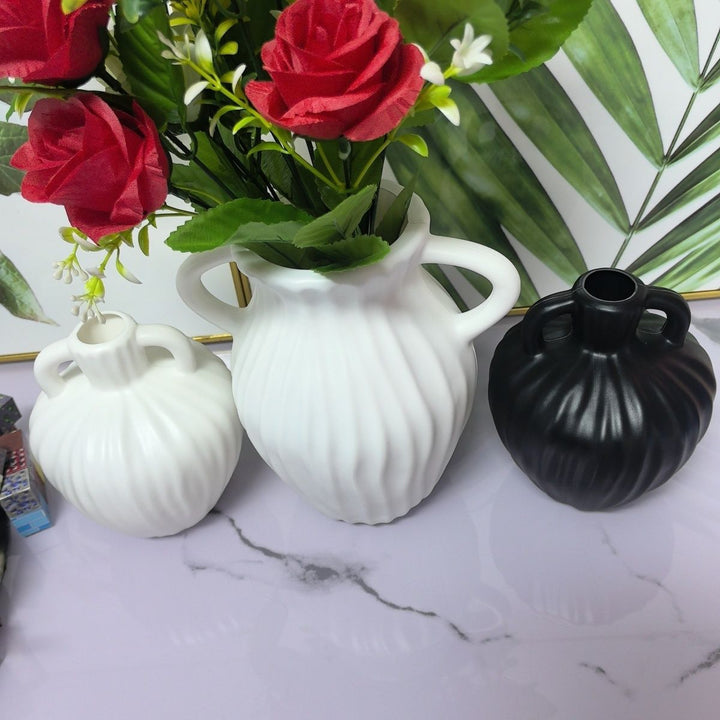 Elegant Ribbed Decorative Vase Kalsten