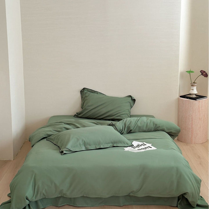Luxurious bedding set made of cotton satin with contrasting piping