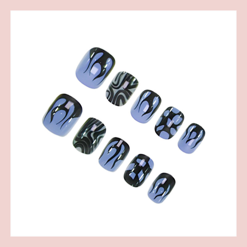 Artificial nail set with striking geometric designs Kalsten