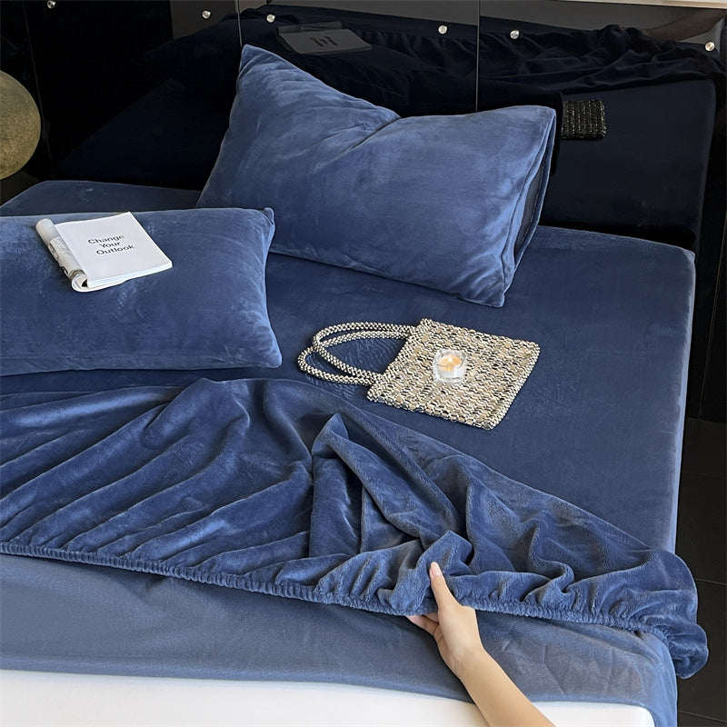Soft microfiber fitted sheet set with velvety surface and matching pillowcases