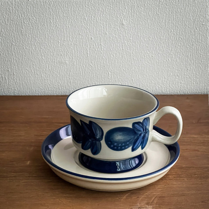 Ceramic coffee cup set with saucer and hand-painted leaf ornament