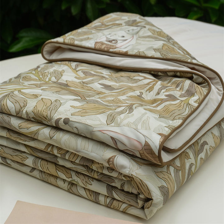 Reversible quilted bedspread and bed cover with floral jacquard pattern and lightweight all-season filling