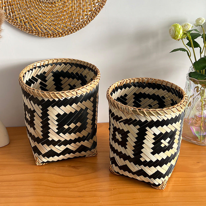 Basket made of woven natural material Kalsten