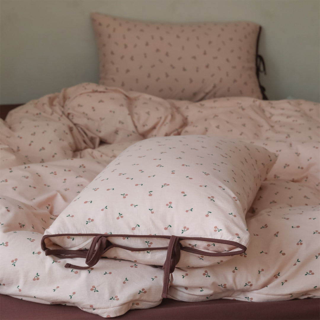Bedding set made of cotton satin with small cherry print and pillow ties