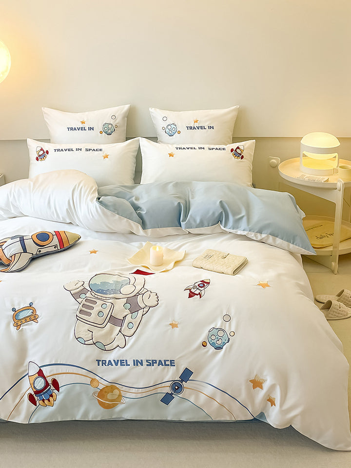 Children's bedding set made of soft cotton blend with embroidered astronaut and rocket motifs