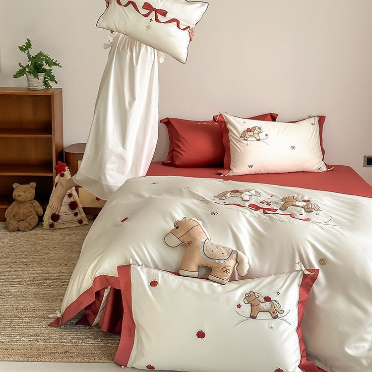 Children's bedding set made of cotton satin with embroidered rocking horse motif and contrasting hem