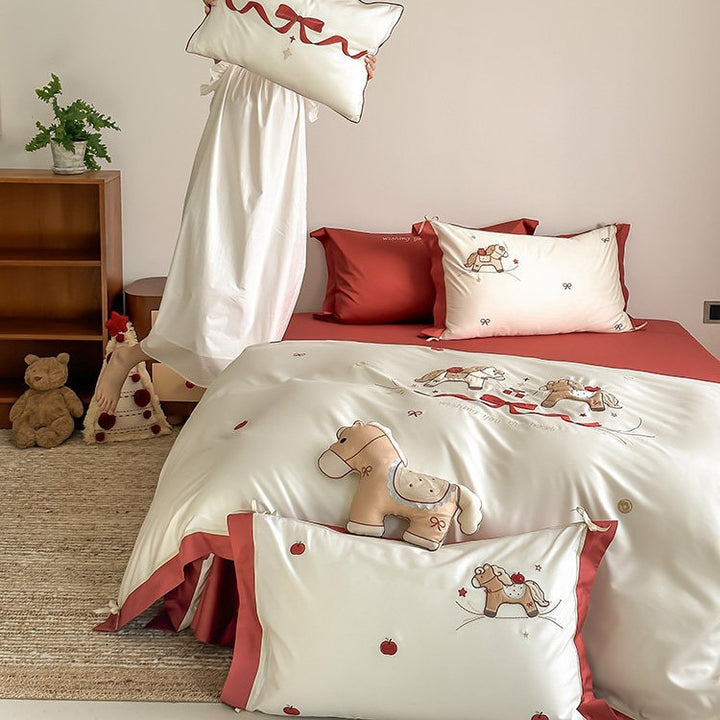 Children's bedding set made of cotton satin with embroidered rocking horse motif and contrasting hem