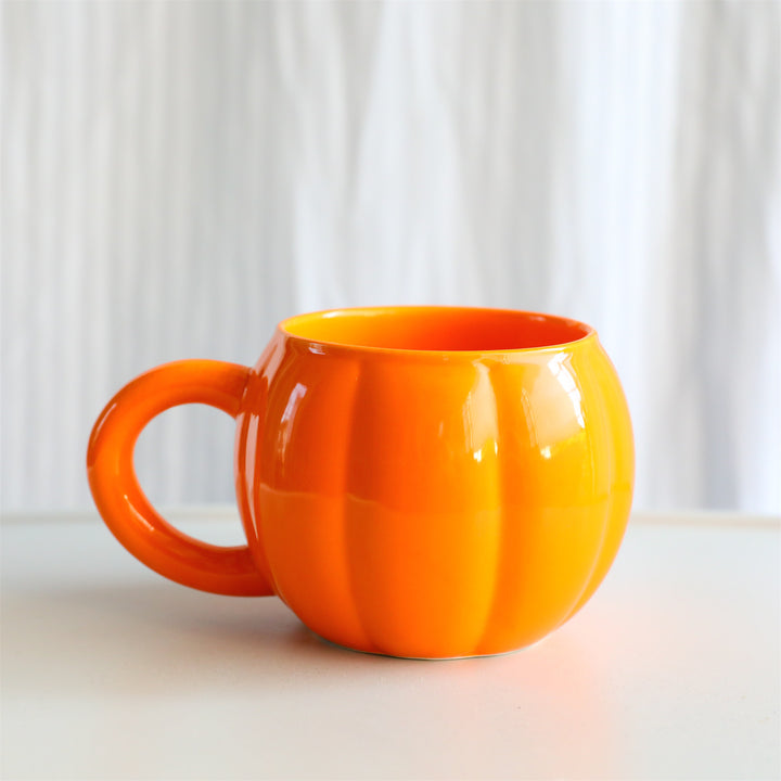 Ceramic mug with ergonomic handle and ribbed balloon shape