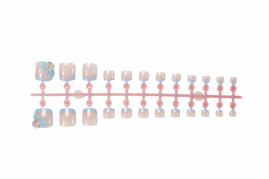 Nail art set with elegant flower and glitter accents Kalsten