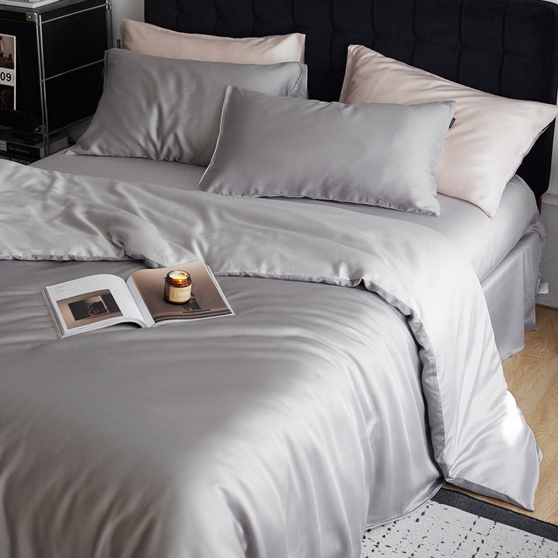 Reversible bedding set made of cotton satin with a silky feel and subtle quilted border