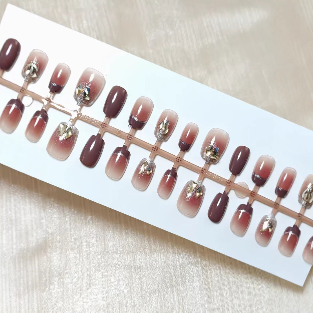 Artificial nails with glamorous swirls Kalsten